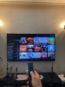 Illustration montrant comment installer et utiliser lapplication SUBTV